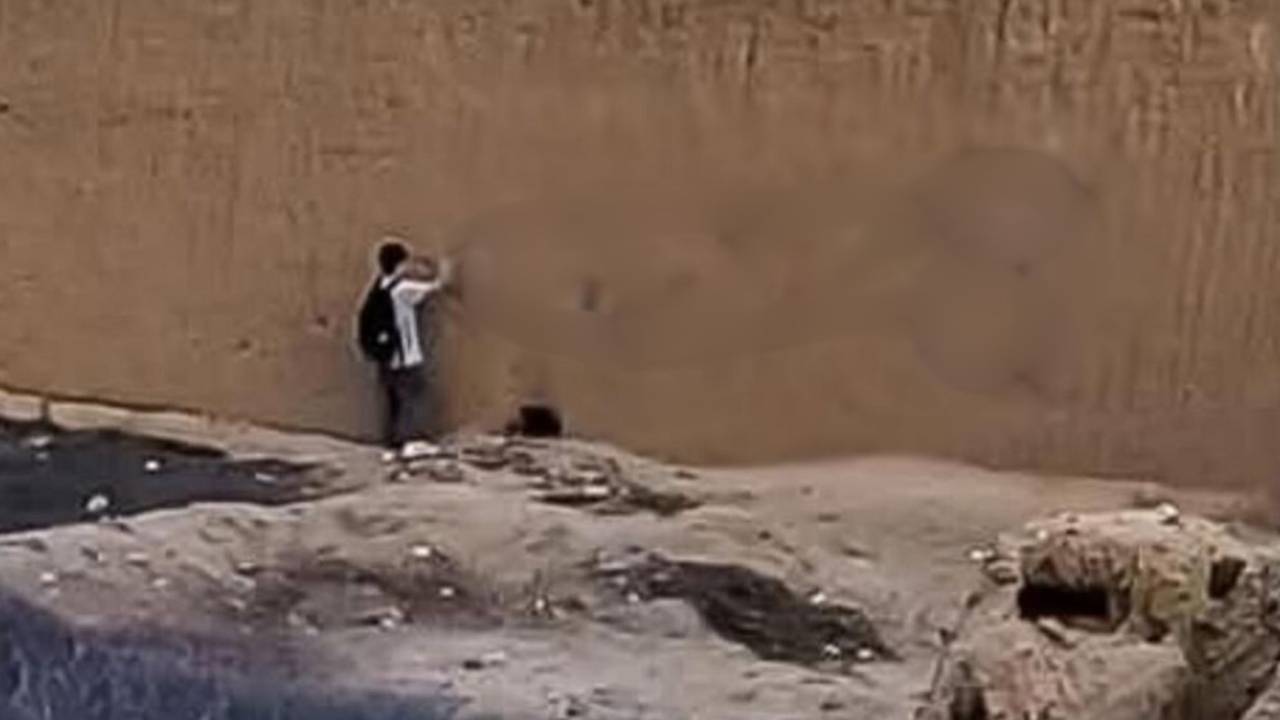 Pichação de um pênis em muro em Chan Chan, cidade no Peru.