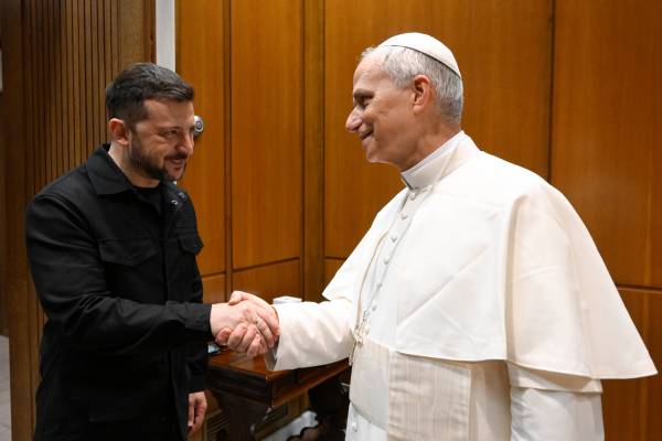 Volodymyr Zelensky se encontra com o papa Leão XIV