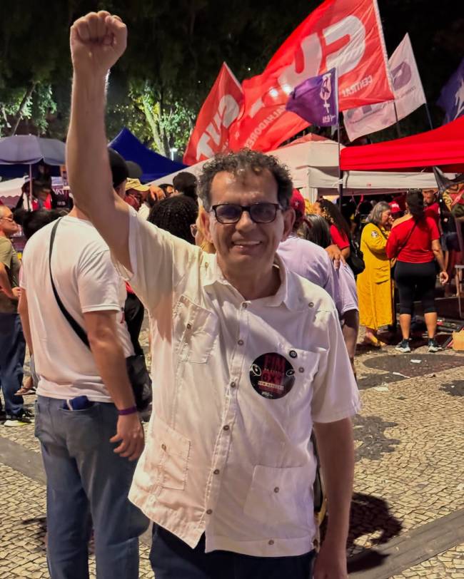 Hoje estive na Cinelândia, celebrando o 1º de Maio ao lado da classe trabalhadora! Um dia de luta, memória e esperança. Seguimos firmes por mais direitos, valorização do trabalho e justiça social. Viva quem constró O deputado federal Reimont (PT), que tenta chegar ao comando do diretório estadual do PT no Rio