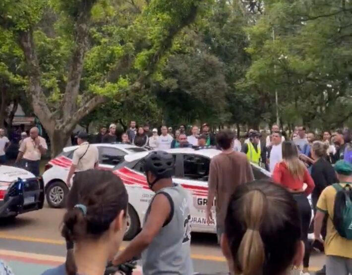População mobilizada no parque Ibirapuera, em São Paulo, após briga em partida de futebol e acusação de racismo