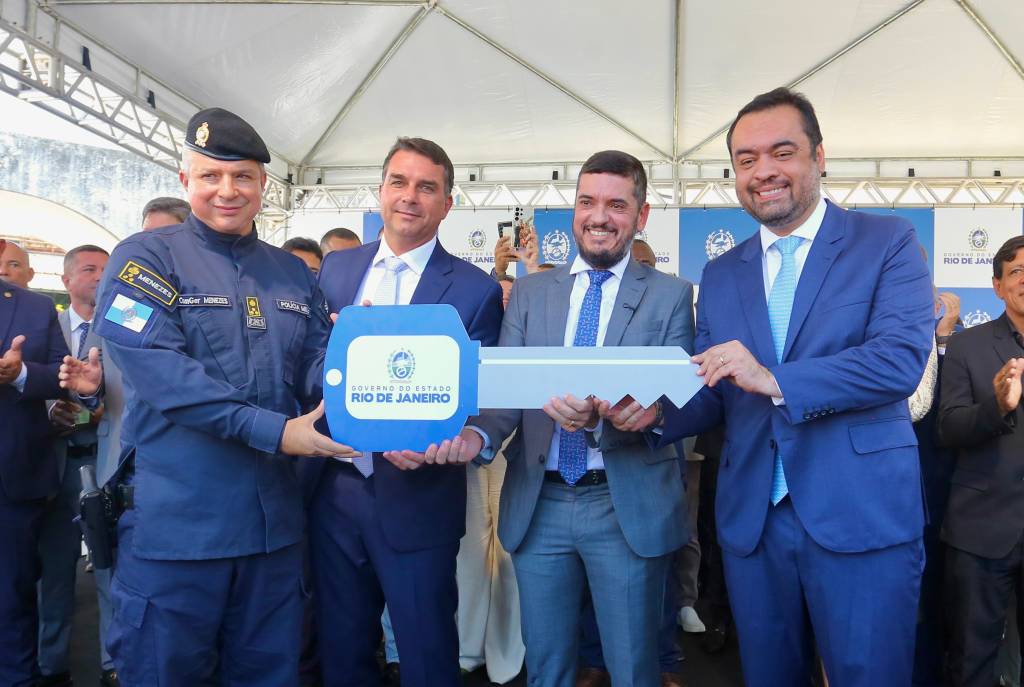 Entrega de viaturas da PM antecipa palanque eleitoral da direita no Rio para 2026