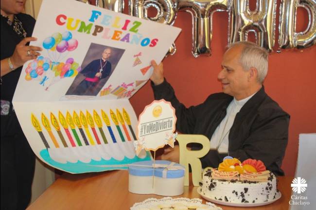 Imagem do WhatsApp de 2025-05-09 à(s) 11.25.16_5d5afb12 Robert Prevost em festa de aniversário. Sobre o bolo, se lê na placa a hashtag 'yo me divirto' (eu me divirto). -