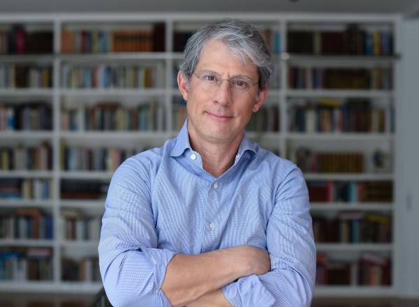 José Roberto de Castro Neves, autor do romance Ozymandias e candidato à Academia Brasileira de Letras, estreia na ficção com uma obra que mistura mitologia grega, referências literárias clássicas e uma reflexão sobre o apagamento cultural na história do Brasil.