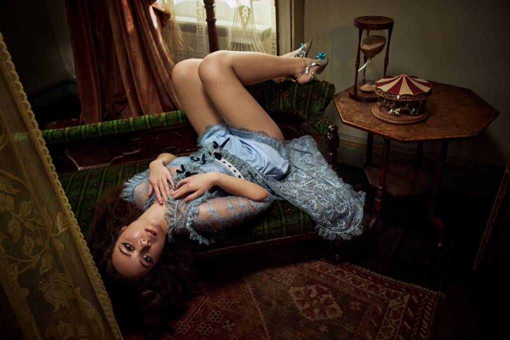 Quem é Laufey, a sino-islandesa apaixonada por jazz que vem ao Brasil