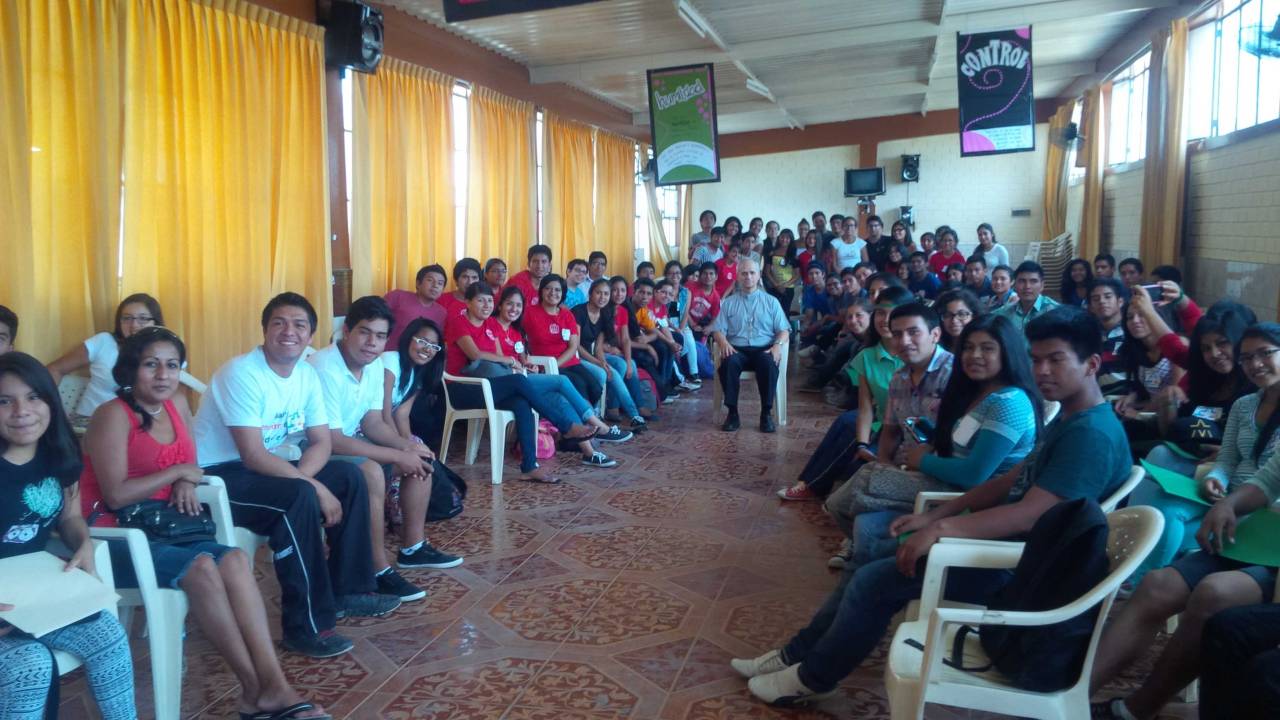 Leão 14, quando era bispo de Chiclayo, no Peru, em encontro de jovens peruanos