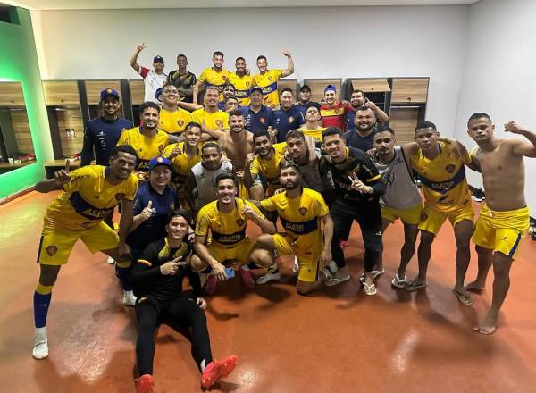 Jogadores do Grêmio Atlético Sampaio comemoram vitória da equipe na Série D