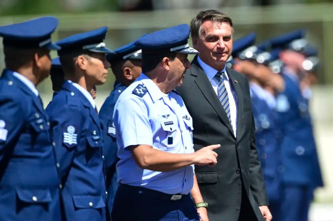 O ex-presidente Jair Bolsonaro e o ex-chefe da FAB, tenente-brigadeiro do ar Carlos de Almeida Baptista Júnior