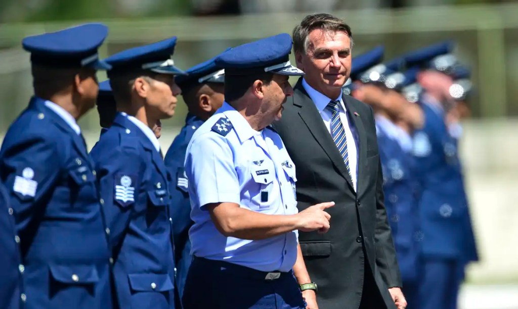 Ex-chefe da FAB diz que tentou evitar atos radicais no governo Bolsonaro