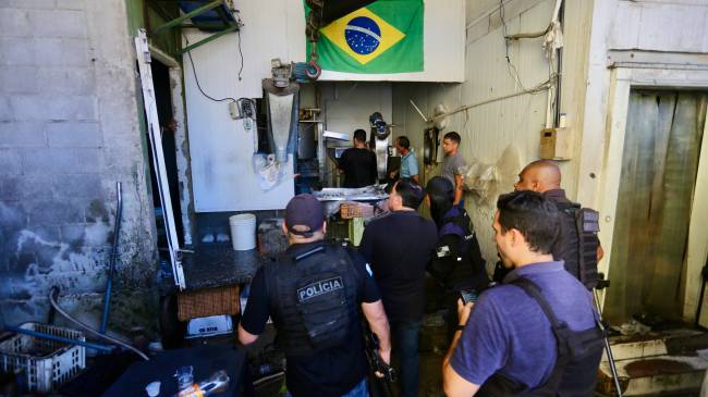 P_L_9600 Policias em fábrica de gelo na Zona Oeste do Rio