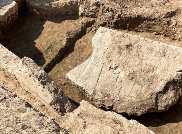 Fragmento do relevo encontrado em Nínive, no norte do Iraque, mostra parte das figuras esculpidas há mais de 2.700 anos no trono do palácio mesopotâmico.