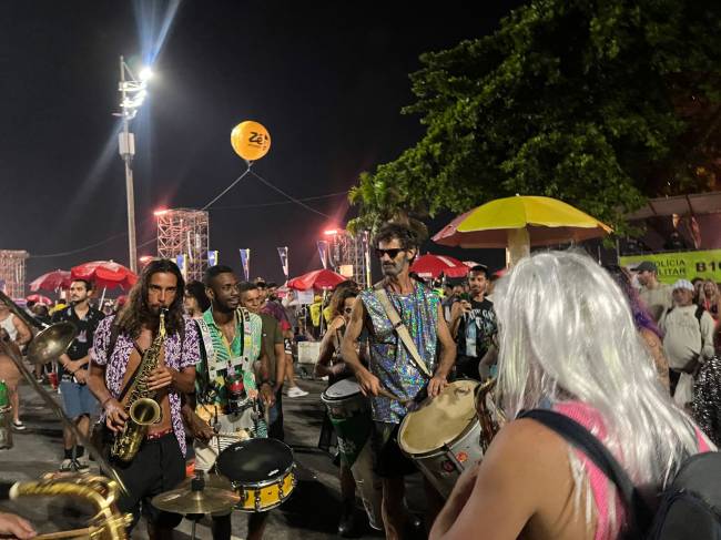 Grupo faz bloco de Carnaval antes do show da Lady Gaga Grupo faz bloco de Carnaval antes do show da Lady Gaga