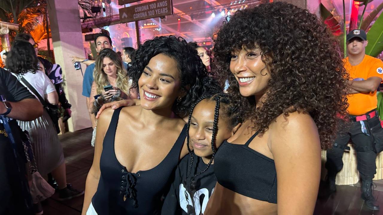 Tais Araújo e sua filha posam ao lado de Bella Campos na área VIP do show da Lady Gaga em Copacabana