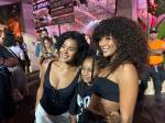 Tais Araújo e sua filha posam ao lado de Bella Campos na área VIP do show da Lady Gaga em Copacabana