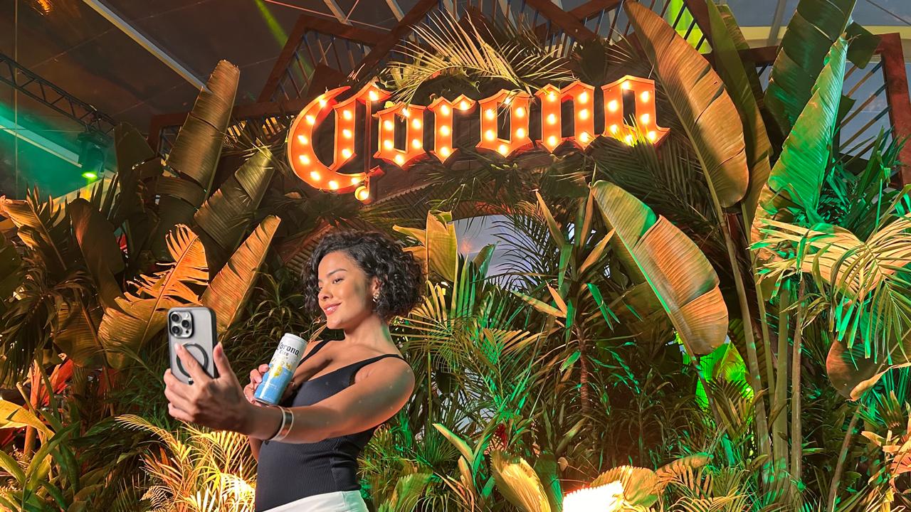 Bella Campos como Maria de Fátima, de 'Vale Tudo', no show da Lady Gaga