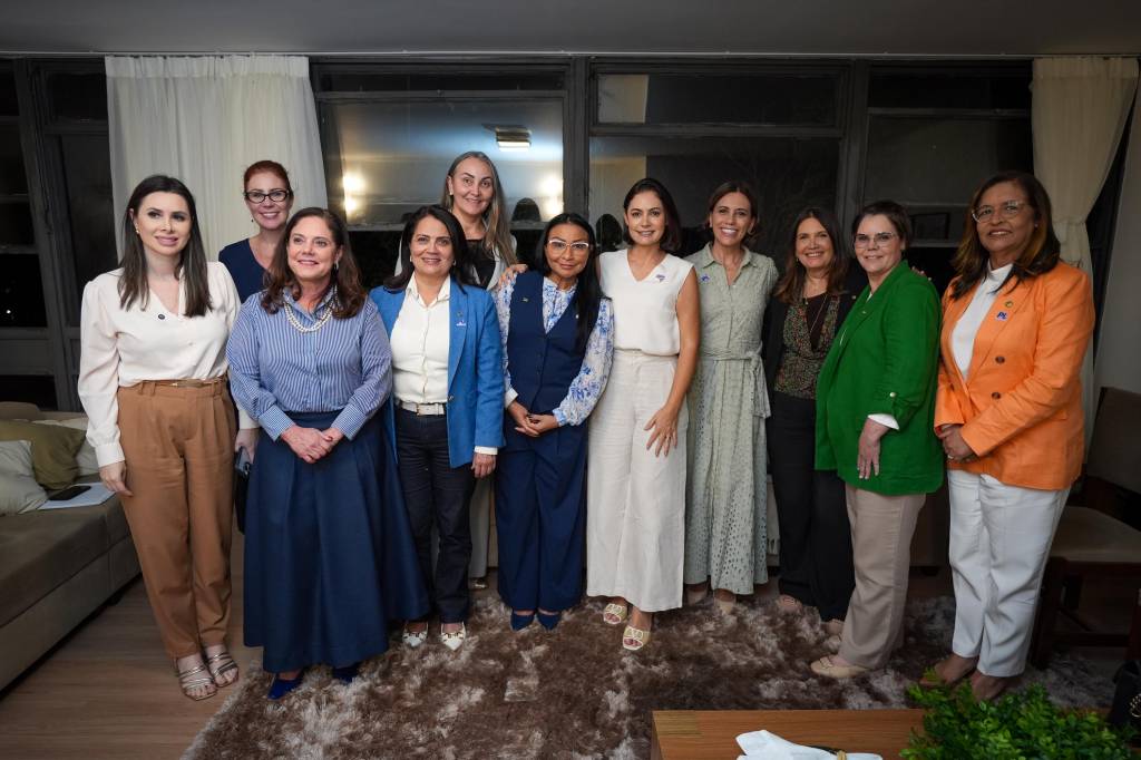 WhatsApp Image 2025-05-12 at 15.22.34 Encontro das parlamentares do PL Mulher, na residência funcional da deputada Rosana Valle. Na foto: Caroline de Toni, Bia Kicis, Soraya Santos, Carla Zambelli, Rosana Valle, Coronel Fernanda, Daniela Reinehr, Rosângela Reis, Silvia Waiãpi e a senadora Dra. Eudócia.