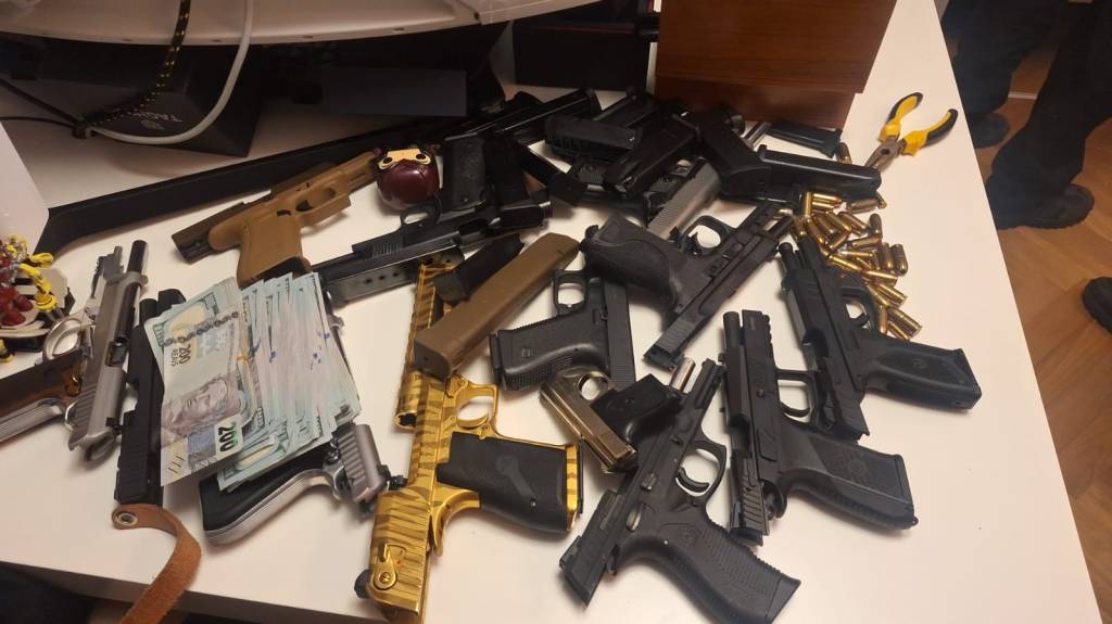 Operação que tenta sufocar o CV encontra arsenal em condomínio de luxo na Barra