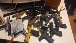 Armas e dinheiro encontrados em mansão da Barra e que abasteciam o CV
