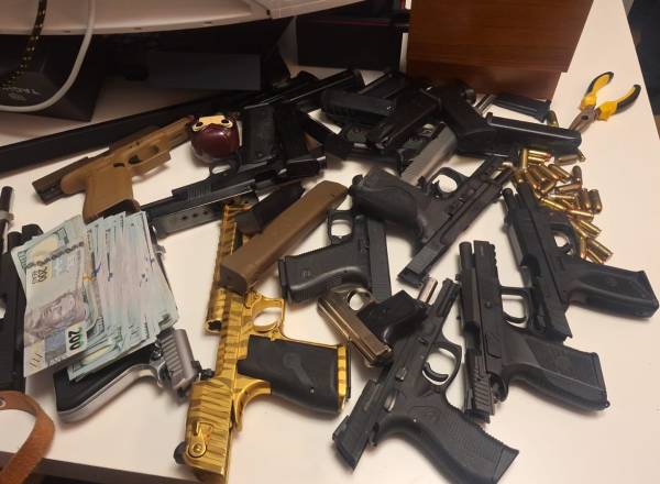 Armas e dinheiro encontrados em mansão da Barra e que abasteciam o CV