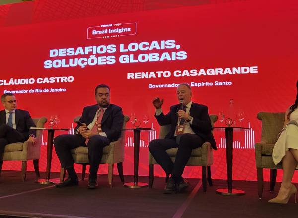 Governador do Espírito Santo, Renato Casagrande, fala ao lado de Cláudio Castro, do Rio, em fórum da VEJA em Nova York
