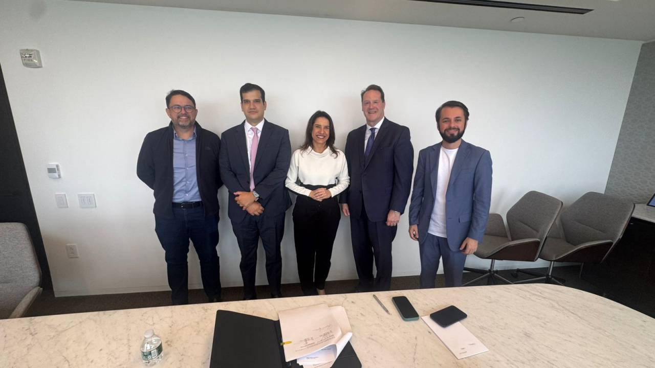 Comitiva que assinou contrato em Ny