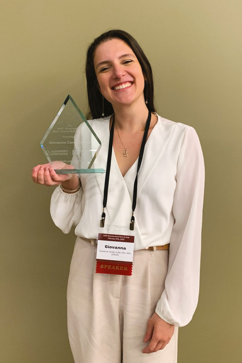 NA HIST&Oacute;RIA DA AV&Oacute; - A biom&eacute;dica Giovanna Collar, de 28 anos, se interessou pelo Alzheimer a partir da av&oacute;, Lenira, mesmo sem t&ecirc;-la conhecido: &ldquo;&Eacute; uma doen&ccedil;a injusta. No final da vida, se esquece at&eacute; mesmo de quem se ama&rdquo;. Doutoranda pela UFRGS, ela recebeu um dos mais prestigiados pr&ecirc;mios internacionais por pesquisa sobre prote&iacute;nas envolvidas na origem do problema.