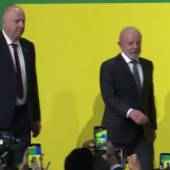 Lula ouve vaias e aplausos durante Marcha dos Prefeitos, em Brasília