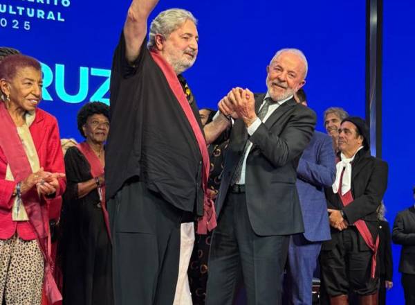 Lula entrega Ordem do Mérito Cultural a Moacyr Luz
