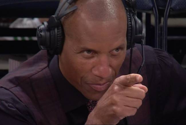WhatsApp Image 2025-05-22 at 11.19.48 (4) Reggie Miller aponta para Haliburton depois do jogador imitar sua comemoração contra os Knicks
