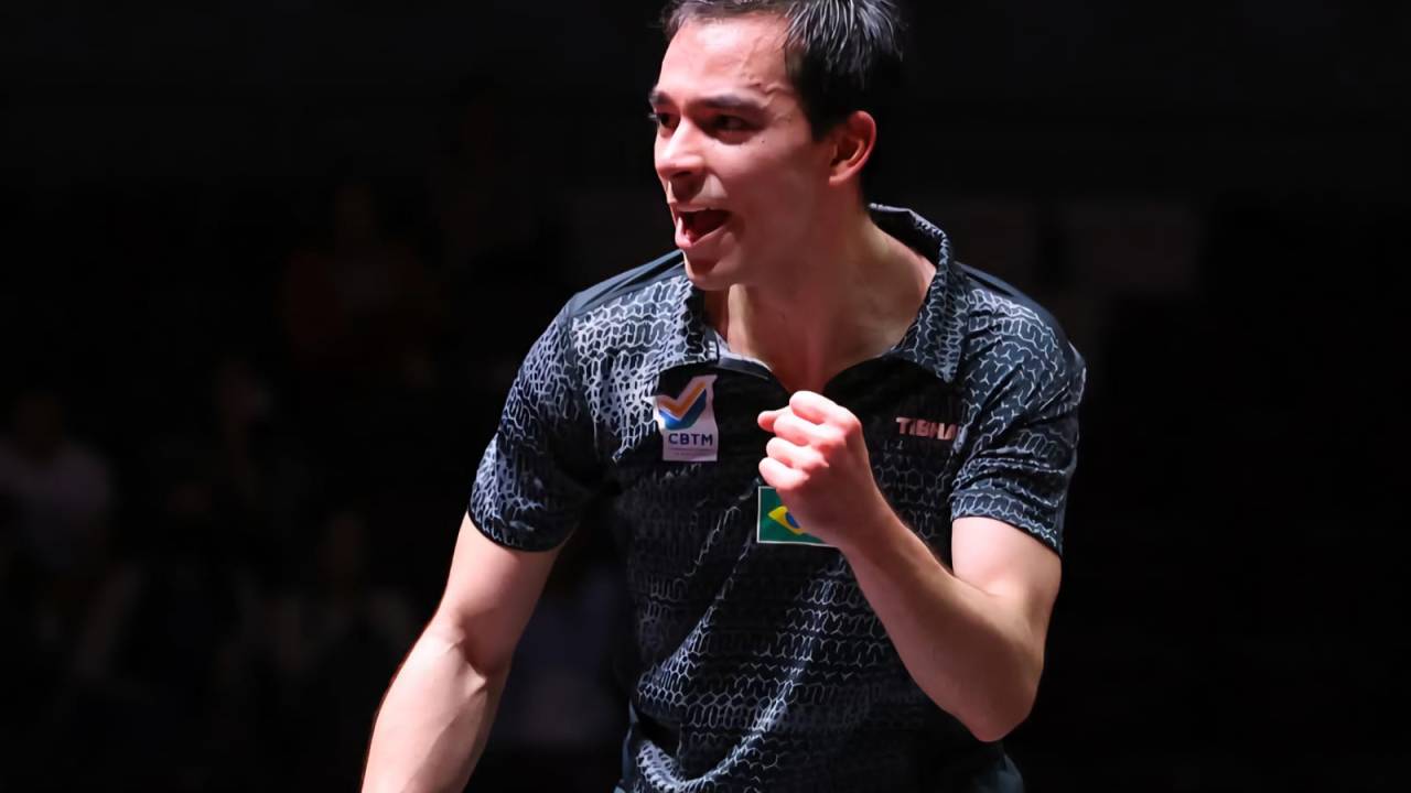 Hugo Calderano comemora a vaga na semifinal do Mundial de Tênis de Mesa em Doha