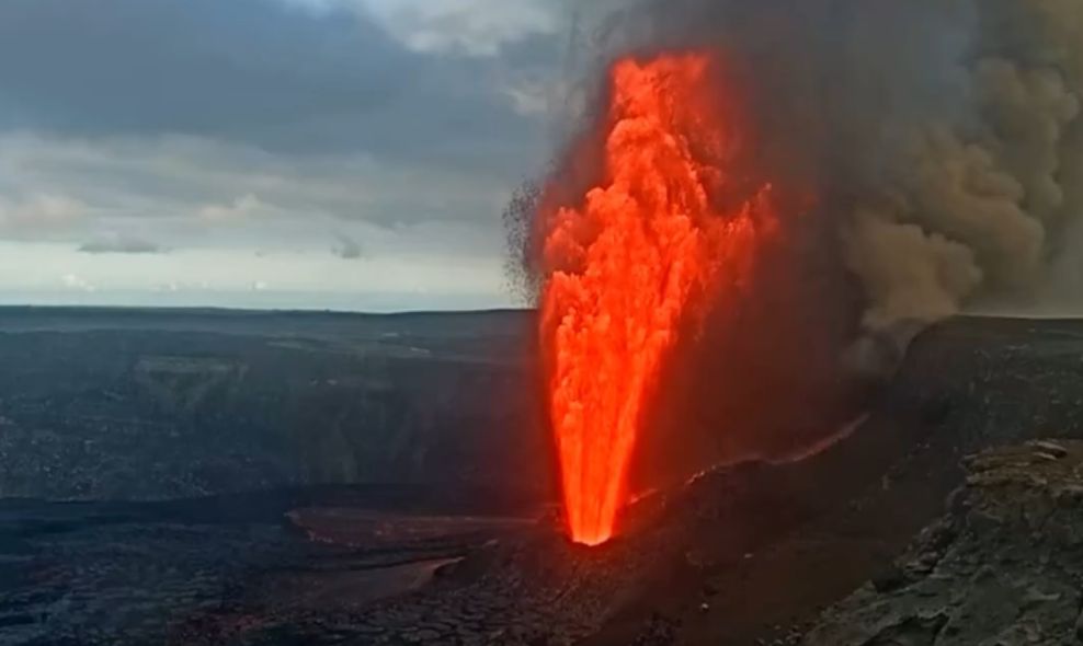 Um dos vulcões mais ativos do mundo, o Kilauea, entra em erupção no Havaí. 25/05/2025