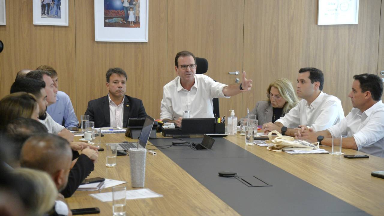 Após reunião com comerciantes, prefeitura libera música ao vivo e flexibiliza regras sobre garrafas e nomes comerciais
