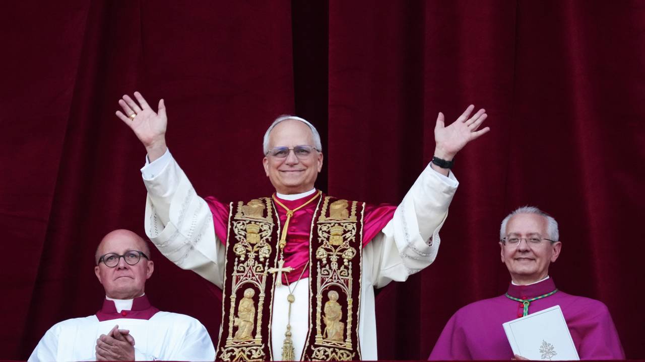 NO TRONO DE PEDRO - A bênção a Roma e ao mundo na janela da basílica, depois de ter sido apresentado pelo francês Dominique Mamberti: “Convosco sou cristão e para vós sou bispo”.