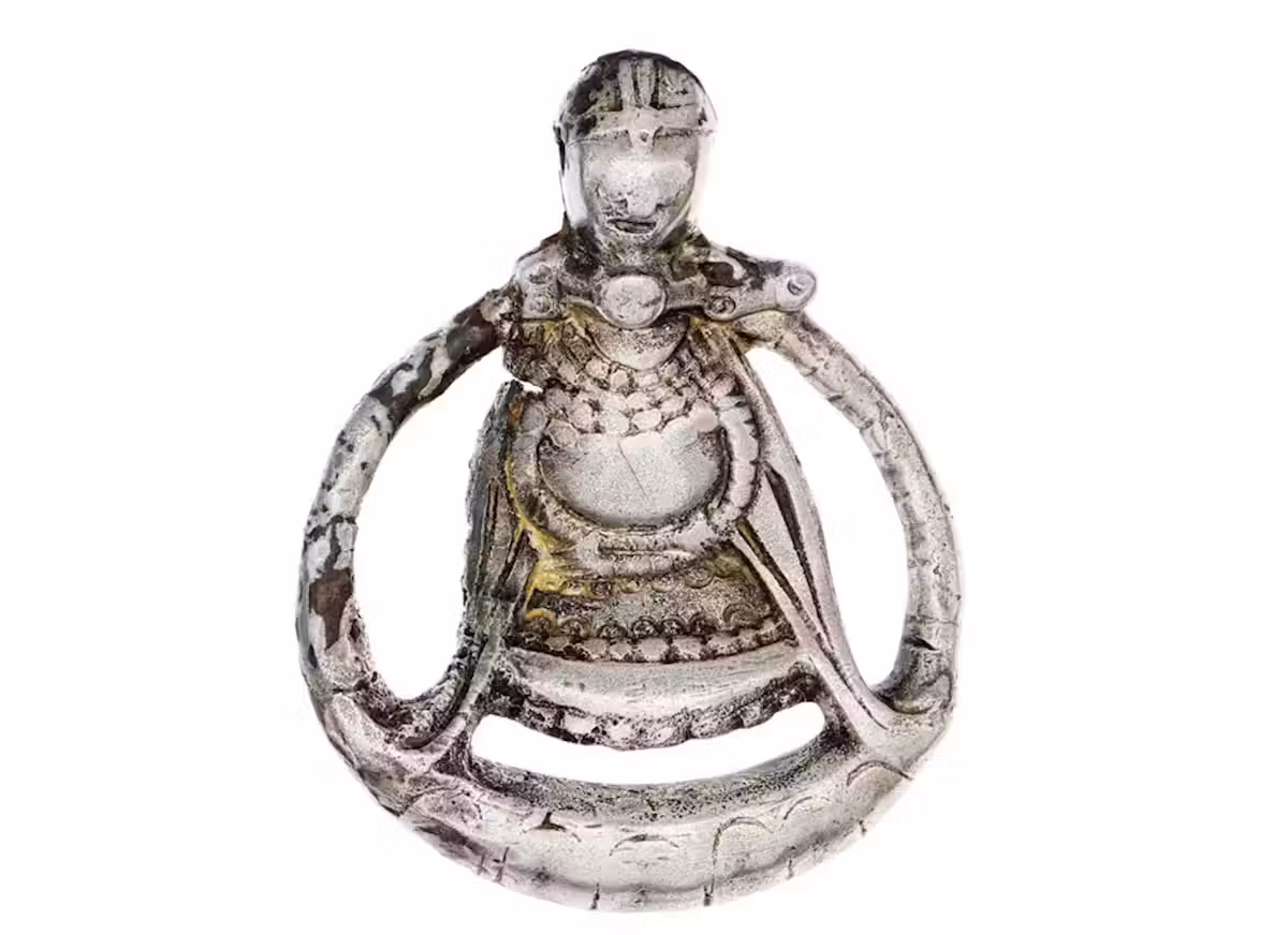 Amuleto de prata do século X encontrado na Suécia mostra figura feminina com ventre saliente e possível capacete — considerada a única representação convincente de gravidez na era viking