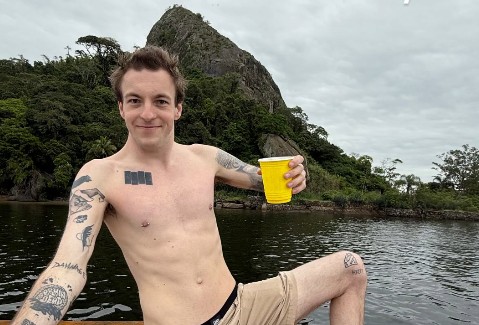 Tosh, baterista de Lady Gaga, em passeio de barco no Rio