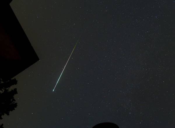 Rastro luminoso cruzando o céu durante a noite pode ser resultado da reentrada de lixo espacial, como estágios de foguetes que queimam ao entrar na atmosfera terrestre.