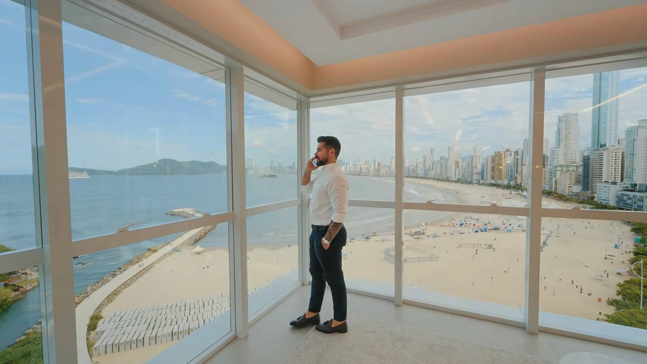 Bruno Cassola, corretor especialista em imóveis de luxo, em Balneário Camboriú (SC)