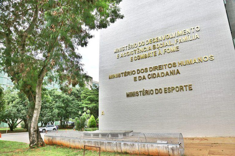 Suspeita de bomba faz PM evacuar prédio de três ministérios em Brasília