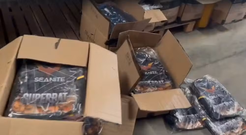 Caixas de mochilas do Batman foram encontradas em galpão