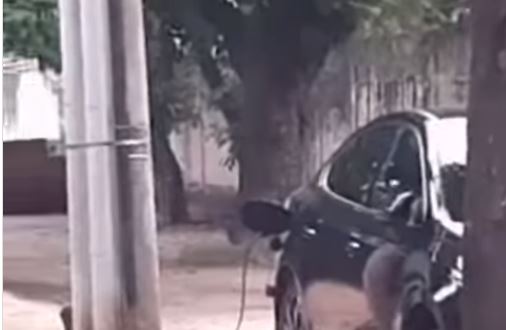 Vídeo flagrou carro elétrico sendo carregado com a energia de um poste de luz, no Rio