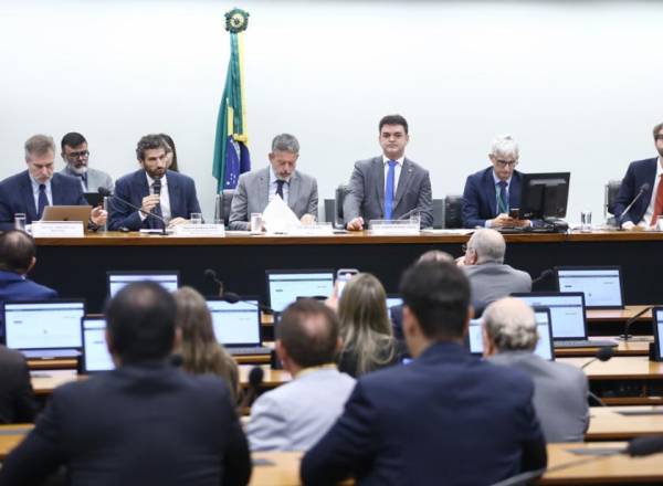 O secretário de Reformas Econômicas do Ministério da Fazenda, Marcos Pinto (com o microfone) fala durante audiência pública da Comissão Especial especial do Congresso que discute o projeto de reforma do IR (20/05/2025)