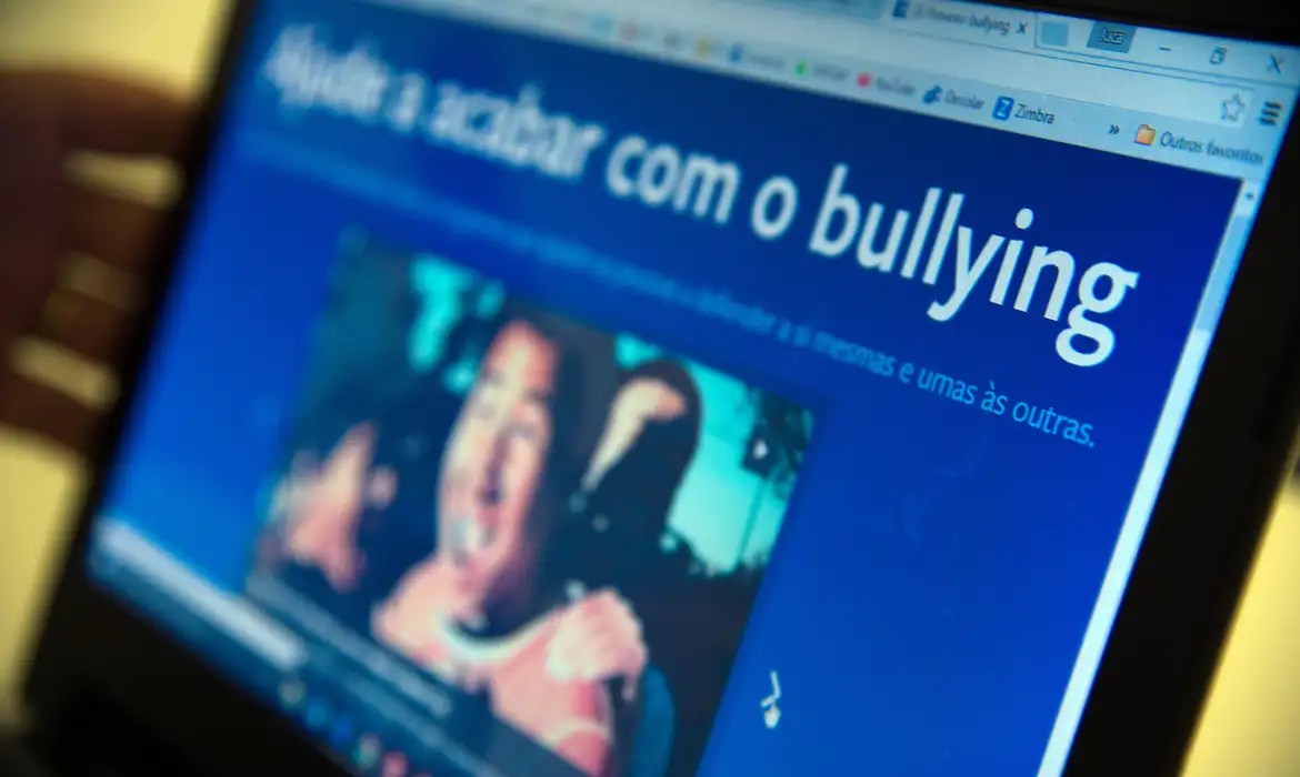 Governo de São Paulo promove campanha contra o cyberbullying que reúne pais e responsáveis de alunos da rede estadual de ensino