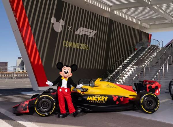 DEU MATCH - Mickey e um carro de F1 com desenho alusivo ao personagem da Disney: atrativo para jovens -
