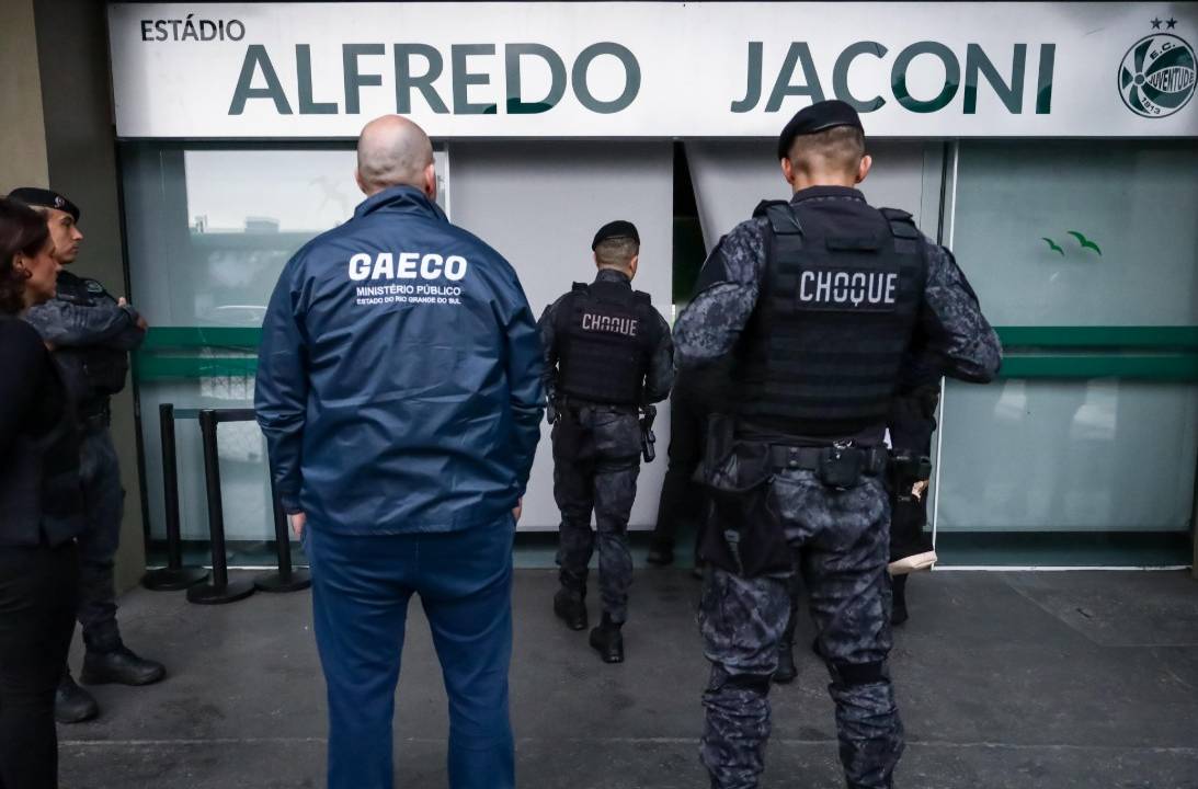Funcionários do Gaeco na entrada no Alfredo Jaconi na manhã desta terça-feira