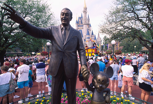 Estátua do Walt Disney e Mickey Mouse no parque da Disney.