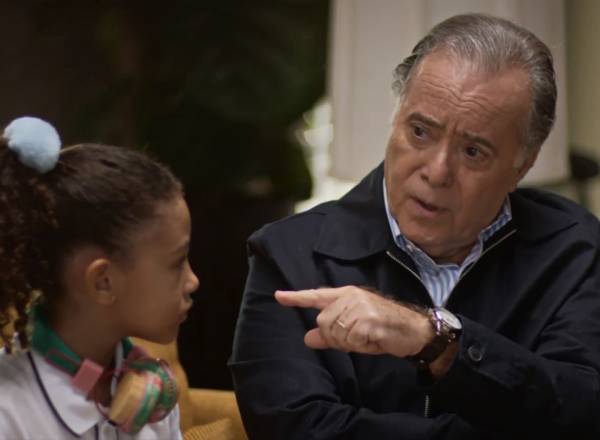 Sofia (Elis Cabral) e Abel (Tony Ramos) em cena de 'Dona de Mim', novela das 7 da Globo