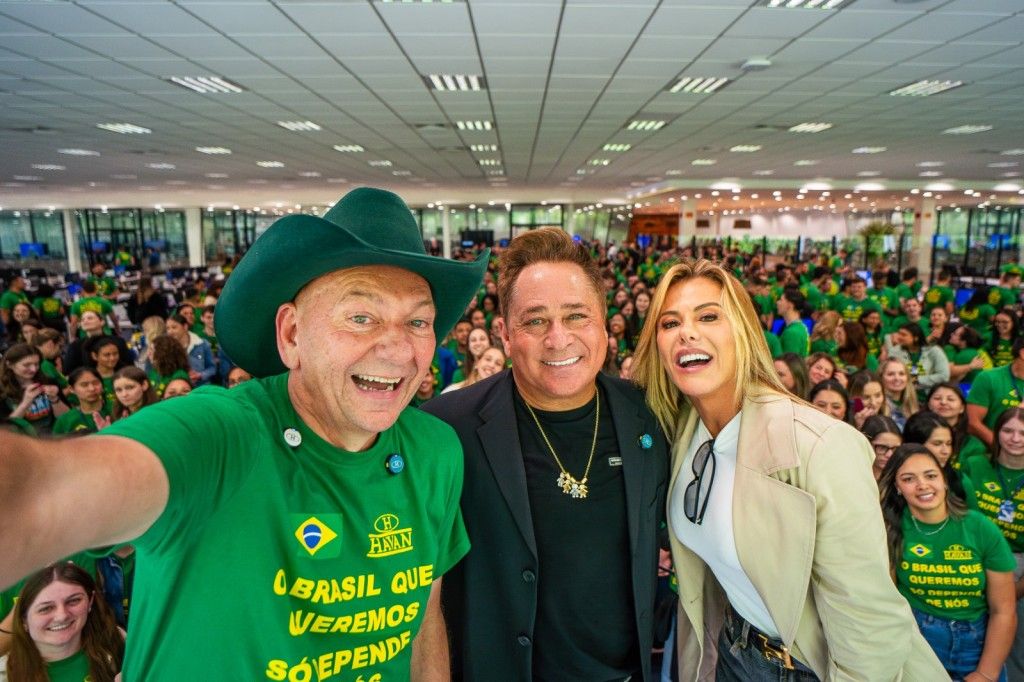 Luciano Hang recebe Leonardo e mulher em evento na Havan