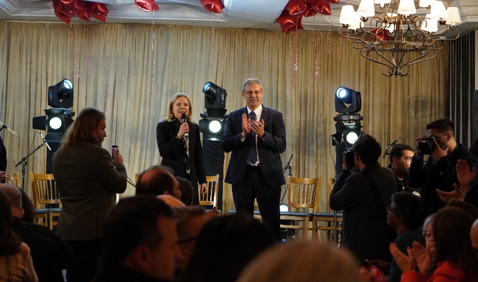 A ministra das Relações Institucionais Gleisi Hoffmann em homenagem em Curitiba, ao lado do deputado federal Lindbergh Farias (PT-RJ)