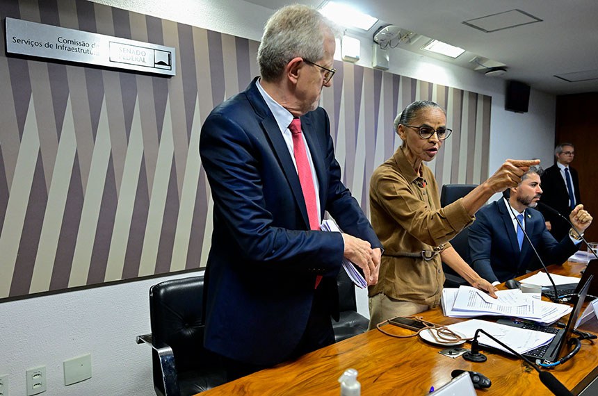 A ministra Marina Silva, instantes antes de deixar a Comissão de Infraestrutura do Senado (27/05/2025)