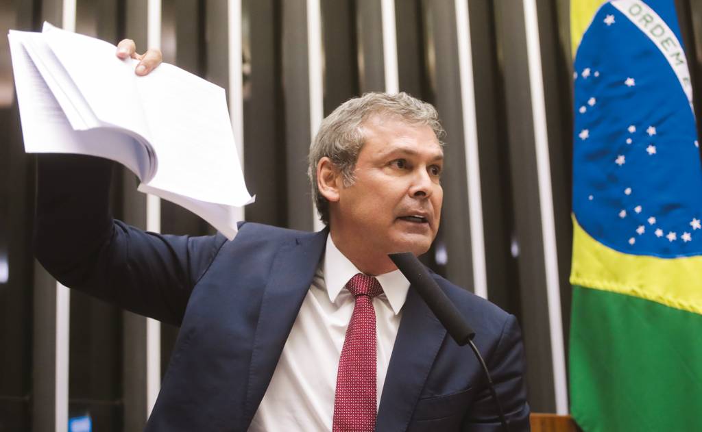 img20250507204627930.jpg LENHA NA FOGUEIRA - Lindbergh: líder do PT pediu abertura de inquérito policial contra Eduardo Bolsonaro