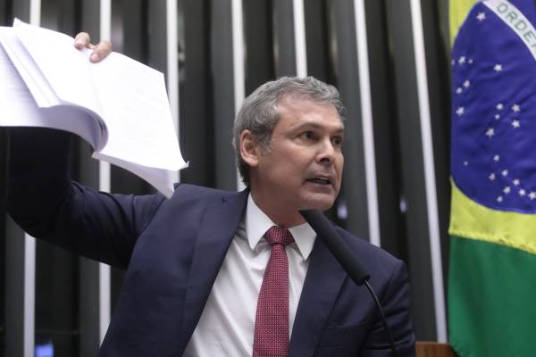 O líder do PT na Câmara, Lindbergh Farias, vai depor à PF nesta segunda-feira